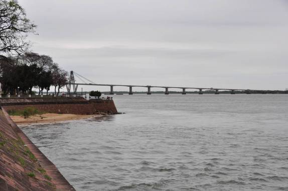 A enorme ponte que cruza o rio Paraná, entre Corrientes e Resistencia, na Argentina